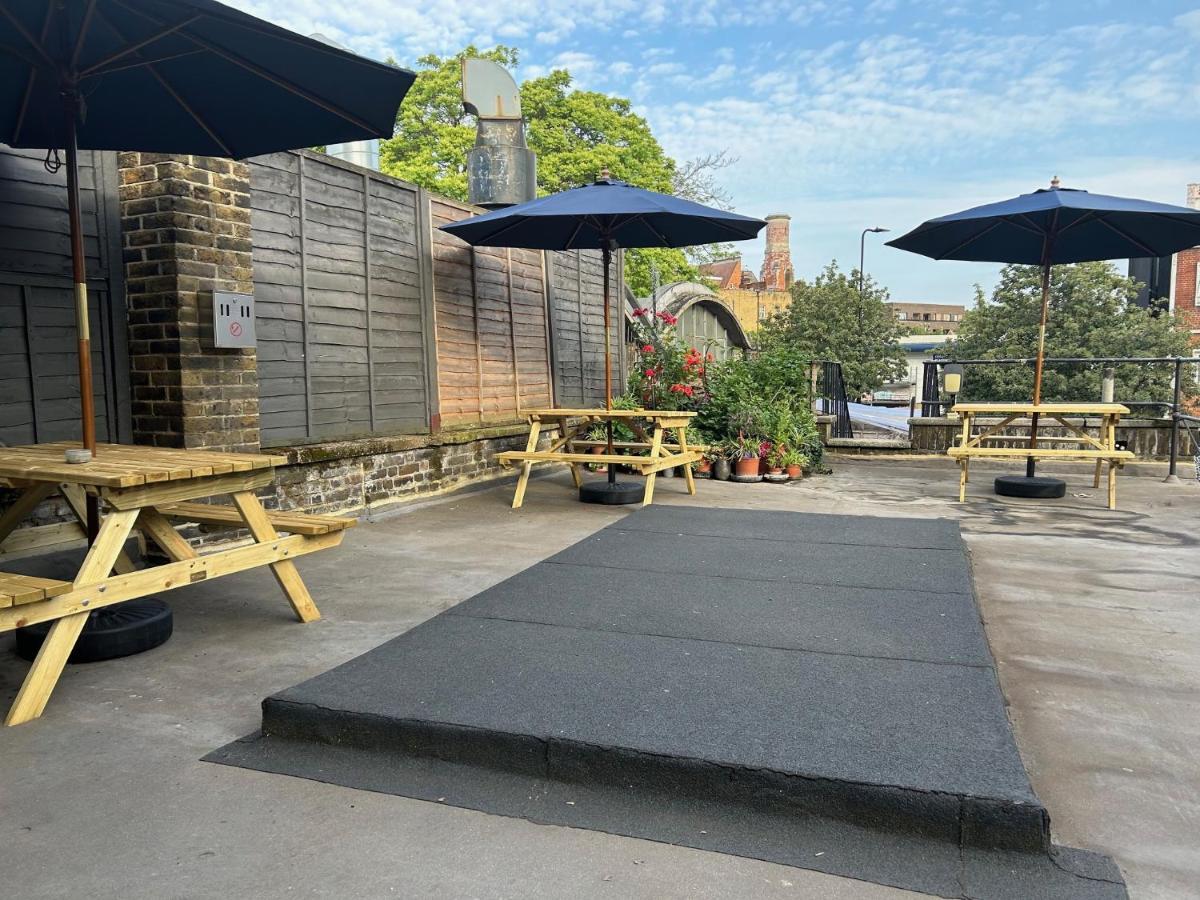 Cricketers Hostel Londra Esterno foto